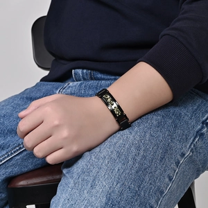 Bracelet pour homme en acier inoxydable noir avec insert camouflage au poignet