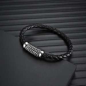 Bracelet pour homme en cuir tressé noir avec fermoir magnétique en acier inox gravé