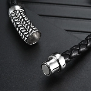 Bracelet pour homme en cuir tressé noir avec fermoir magnétique en acier argenté
