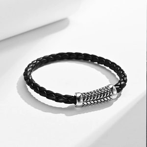 Bracelet en cuir noir tressé artisanal avec élément central en acier gravé poli