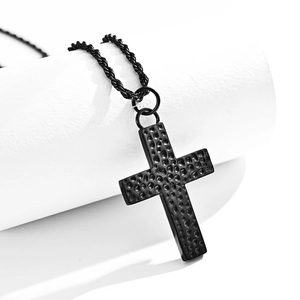 Pendentif croix en acier inoxydable noir martelé pour homme avec chaîne corde noire