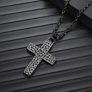 Collier croix pour homme en acier inoxydable noir avec finition texturée martelée rétro
