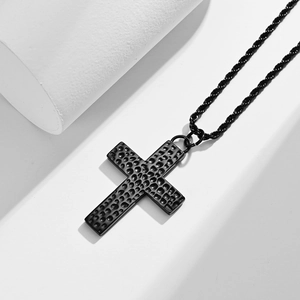 Pendentif croix pour homme en acier noir avec texture martelée et chaîne torsadée