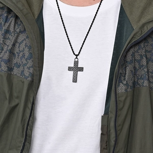 Pendentif croix homme en acier inoxydable noir avec texture martelée et cordon tressé