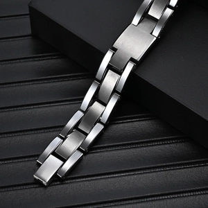 Bracciale da uomo in acciaio al tungsteno argento lucido con bordi smussati su base nera