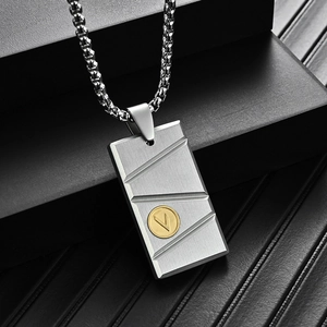 Pendentif rectangle homme en acier inoxydable mat avec logo V doré et chaîne
