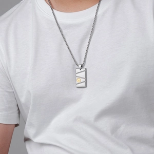 Collier hip hop pour homme en acier inoxydable avec pendentif carré et détail doré en V