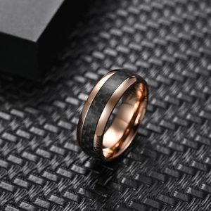 Herrenring aus roségoldenem Edelstahl mit schwarzer Carbonfaser-Einlage Design