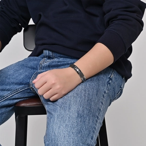 Bracciale da uomo in acciaio al tungsteno nero opaco con bordi smussati indossato al polso
