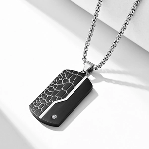 Herren-Anhänger aus schwarzem Edelstahl mit Krokodil-Textur und Zirkon auf weißem Sockel