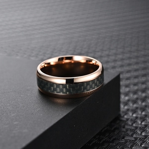 Minimalistischer Titanstahl-Ring in Roségold mit schwarzer Kohlefasereinlage