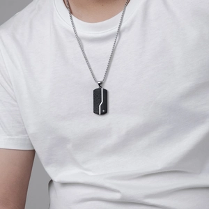 Herren Halskette mit schwarzem Rechteck-Anhänger, Riss-Textur und Zirkonia-Inlay