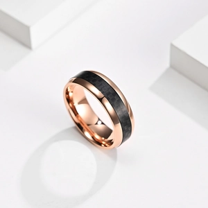 Herrenring aus roségoldenem Edelstahl mit schwarzer Carbonfaser-Einlage und polierter Oberfläche