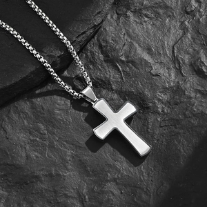 Pendentif croix bicolore minimaliste en acier inoxydable avec finition en métal brossé
