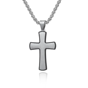 Collier avec pendentif croix en acier inoxydable fini brossé argenté et bordure noire