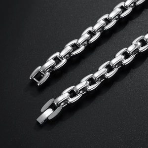 Collier chaîne croisée en acier inoxydable argent poli pour homme au style industriel épuré