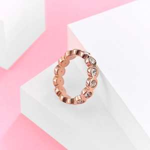 Luxuriöser roségoldener Eternity-Ring mit funkelnden runden Zirkonia in Perlenfassung