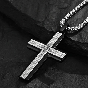 Collana a croce da uomo in acciaio inossidabile con motivo a scacchi e diamanti