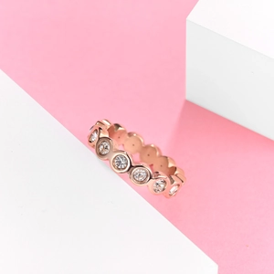Luxuriöser roségoldener Eternity-Ring mit funkelnden Zirkoniasteinen im Rundschliff