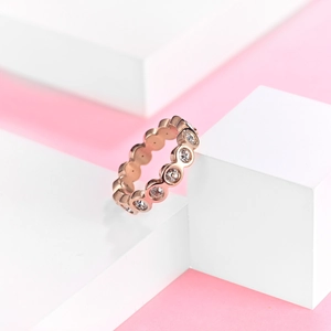 Luxuriöser roségoldener Wellenring besetzt mit funkelnden runden Zirkonia-Steinen