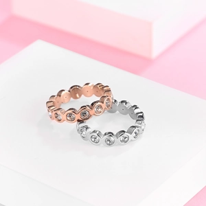 Luxuriöse stapelbare Ewigkeitsringe in Roségold und Silber mit funkelnden Zirkonia
