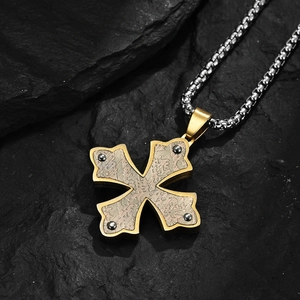 Collier pendentif croix pour homme en acier inoxydable style industriel rétro sur pierre