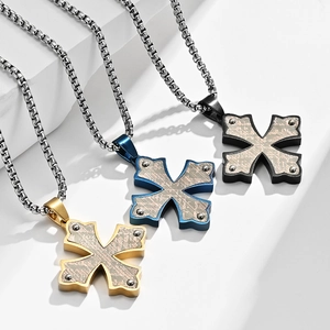 Colliers pendentifs croix en acier inoxydable or, bleu et noir avec détails de rivets