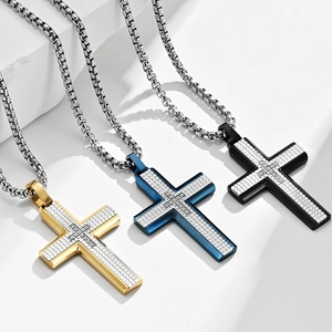 Collana croce da uomo in acciaio inossidabile con motivo a scacchi e pietre CZ in tre colori