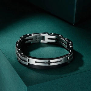 Men's stainless steel bracelet with black cross relief on industrial link chain
