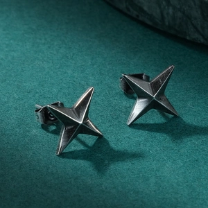 Retro-Silber-Sternohrstecker mit gebürsteter Textur und industriellem Design