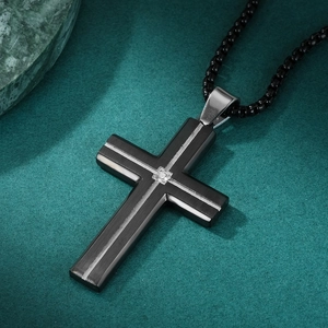 Collana con ciondolo a croce in acciaio inossidabile nero spazzolato con zircone centrale