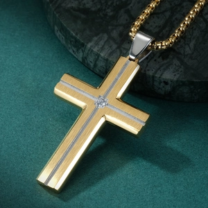 Collana a croce in acciaio inossidabile bicolore con diamante centrale e finitura sabbiata