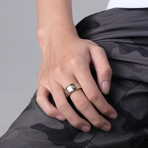 Anello largo da uomo in acciaio al titanio con motivi corona e foglie, design bicolore