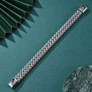 Bracelet chaîne en acier inoxydable poli à trois rangs pour homme sur fond vert foncé luxe