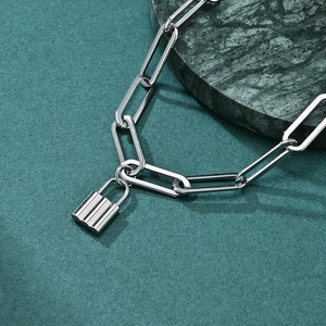 Punk-Stil Edelstahl Büroklammer Kette Halskette mit strukturiertem Silber-Vorhängeschloss