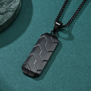 Pendentif rectangulaire noir mat pour homme avec motifs géométriques industriels