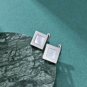 Boutons de manchette carrés en acier inoxydable avec nacre sur marbre vert