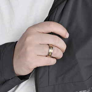 Bague rotative rétro pour homme en acier titane avec motif épi doré sur base argent mat