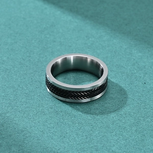 Bague rotative en acier titane argenté avec motif blé noir et bordures brossées pour hommes