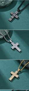 Vue en trois parties de colliers croix en titane en noir, argent et finition dorée bicolore