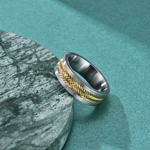Bague rotative homme en acier inoxydable avec motif épi doré et bords en argent brossé