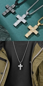 Gros plan du pendentif croix en acier titane avec textures géométriques gravées
