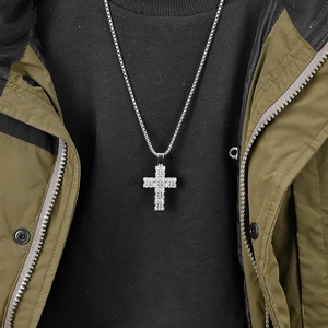 Collier avec pendentif croix en acier titane argenté et relief géométrique sur un mannequin