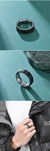 Détail de la bague pour homme en fibre de carbone et acier inoxydable poli avec rainures