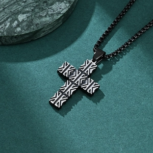 Collier croix pour homme en acier titane avec placage noir et motifs géométriques