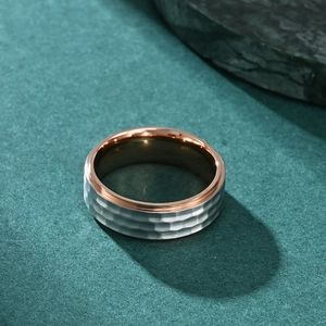 Bague en acier titane martelé pour homme avec extérieur argenté et intérieur or rose
