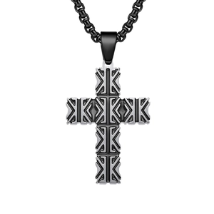 Collier croix en acier titane avec relief industriel et chaîne noire mate