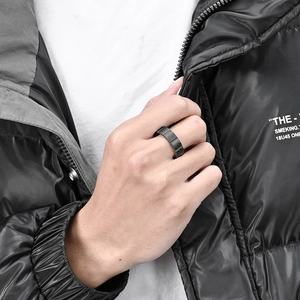 Bague pour homme en carbone noir et acier titane avec texture brossée sur l'index