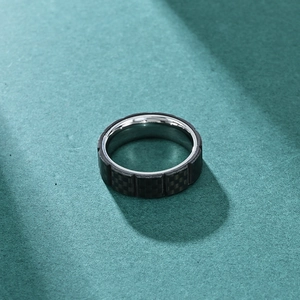 Bague pour homme en carbone noir et acier titane avec intérieur argenté et bord dentelé
