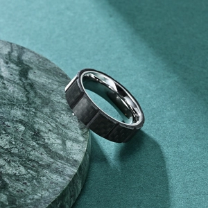 Bague pour homme en fibre de carbone et acier titane poli avec motif à blocs